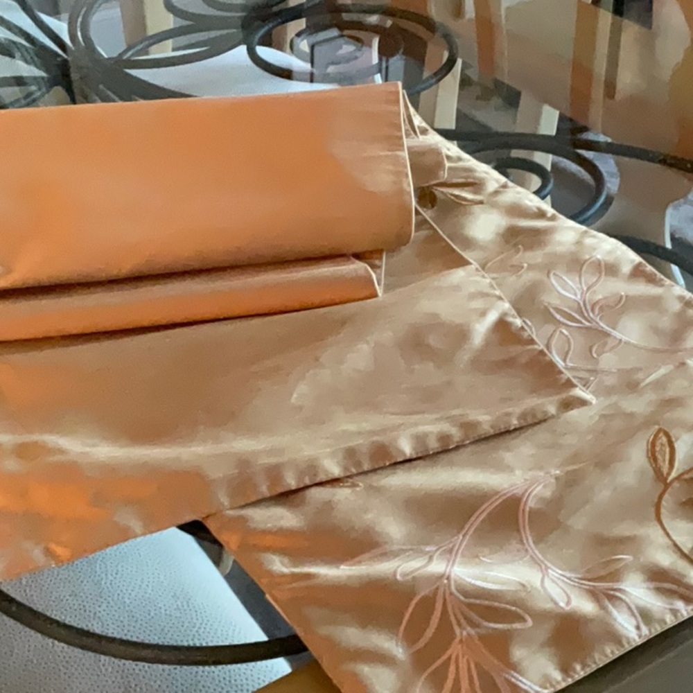 TABLE RUNNER - Picture 2 of 3